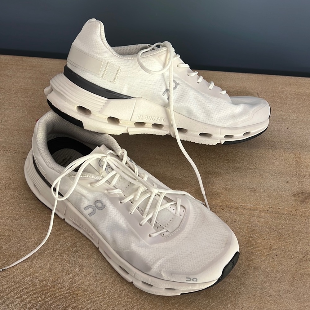 White On-Cloud running shoes size 8